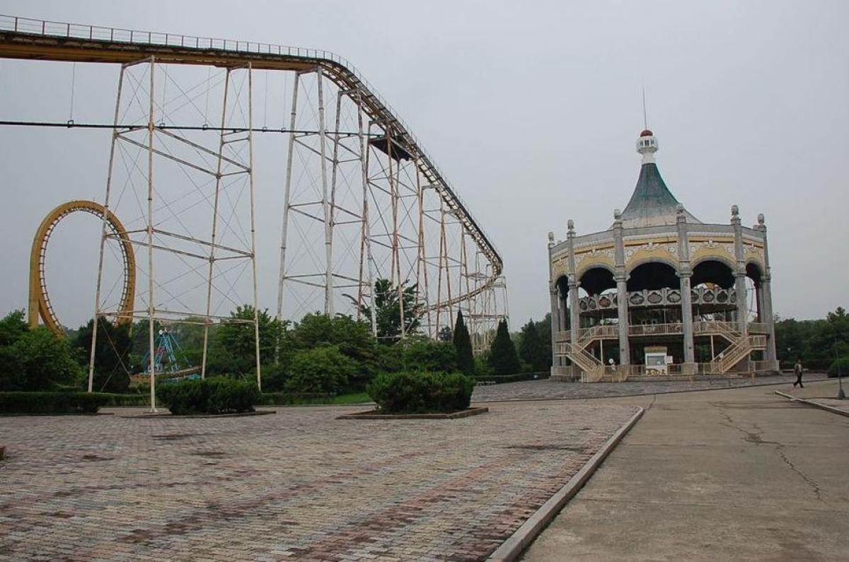 foto parc de distracții în ruine: Atracții părăsite și o atmosferă deprimantă
