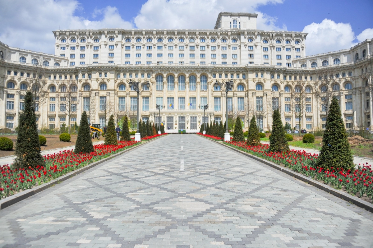 Zile de cumpărături pentru senatori: cheltuieli de aproape 1,5 milioane de lei pe articole de lux