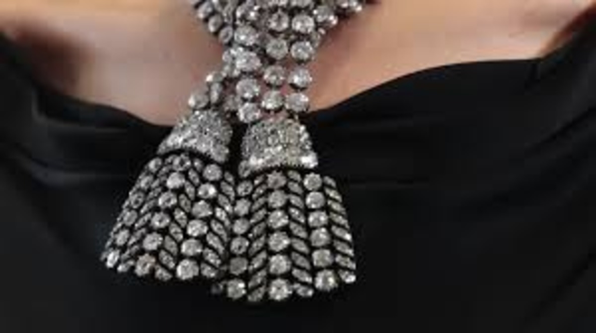 Un colier strălucitor de diamante, cu o valoare estimată de 2,8 milioane de dolari, se pregătește pentru o licitație captivantă în luna noiembrie.