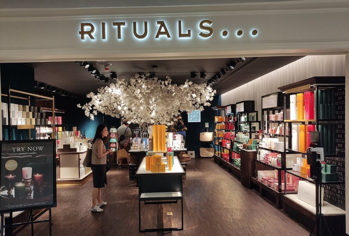 Un nou magazin de cosmetice de lux și-a deschis porțile în România, aducând cu sine o experiență exclusivistă pentru pasionații de frumusețe. Această marcă, deja cunoscută în 36 de țări, promite să ofere nu doar produse de înaltă calitate, ci și o atmosferă deosebită pentru clienți. Primul magazin din țara noastră vine cu o selecție variată de cosmetice renumite, fiecare dintre ele având o poveste fascinantă. Deschiderea acestui punct de vânzare reprezintă o oportunitate excelentă pentru iubitorii de produse premium de a descoperi noi gamă de produse care îmbină inovația cu tradiția. Momentul a fost serbat cu un eveniment special, atrăgând atenția nu doar a clienților fideli, ci și a celor care sunt în căutarea unor articole de make-up deosebite. Prin această inițiativă, brandul își propune să devină un reper în industria cosmeticelor de lux din România.