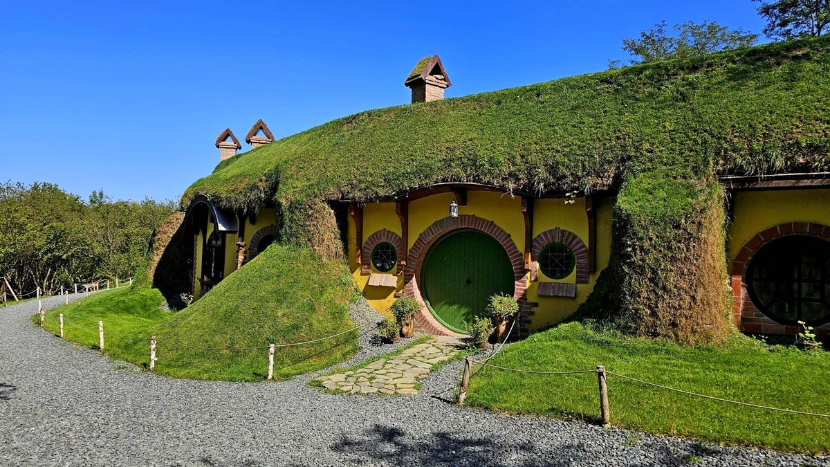 Casa de poveste din România, atracție pentru zeci de mii de vizitatori – O oază de frumusețe în mijlocul naturii