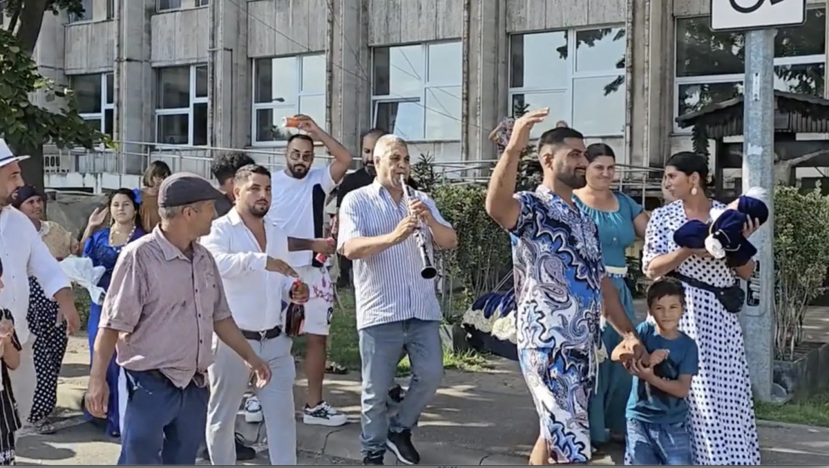 Circ al lăutarilor în fața spitalului din Constanța: o scenă surprinzătoare cu bani împrăștiați pe stradă