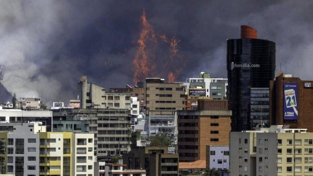 Infern în Quito – Un incendiu devastator moșnește capitala Ecuadorului, iar armata își oferă ajutorul pompierilor.