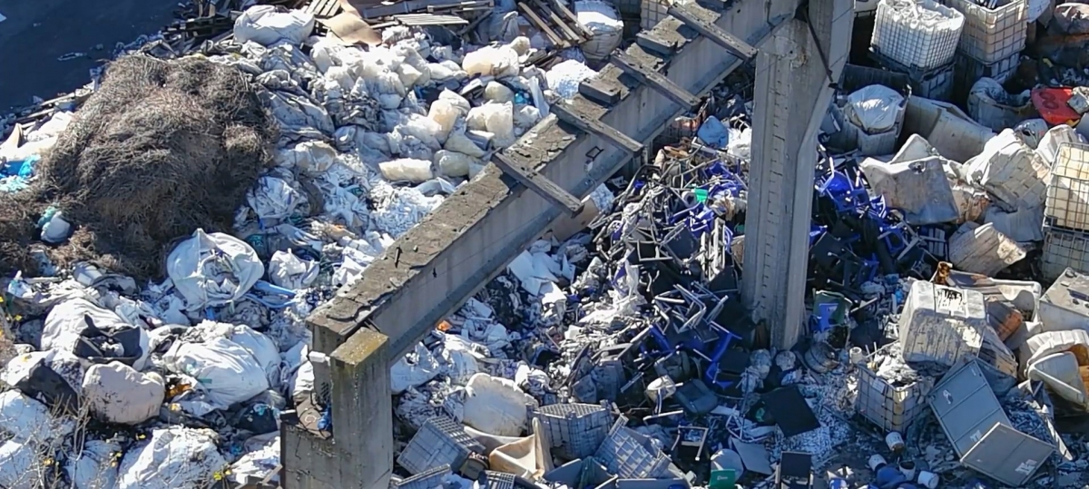 O descoperire alarmantă a fost realizată de către Garda de Mediu în apropierea Bucureștiului, unde s-a identificat o gravă amenințare ecologică. Această situație îngrijorătoare nu este singulară, deoarece un alt oraș din România se confruntă cu probleme similare. Autoritățile sunt în alertă, iar măsurile de intervenție sunt esențiale pentru a preveni o criză ecologică și pentru a proteja ecosistemul.

Locația descoperirii din jurul capitalei a surprins atât experții, cât și cetățenii, având în vedere impactul devastator pe care îl poate avea asupra mediului și sănătății publice. În contextul actual, unde problemele de mediu sunt din ce în ce mai presante, astfel de descoperiri solicită o reacție imediată din partea autorităților.

Este imperativ ca fiecare comunitate să acorde o atenție sporită gestionării deșeurilor și protecției mediului, pentru a preveni repeatrea unor astfel de incidente. În eforturile de recuperare, educația ecologică a populației devine un element cheie în asigurarea unui viitor mai verde și mai sănătos pentru toți.