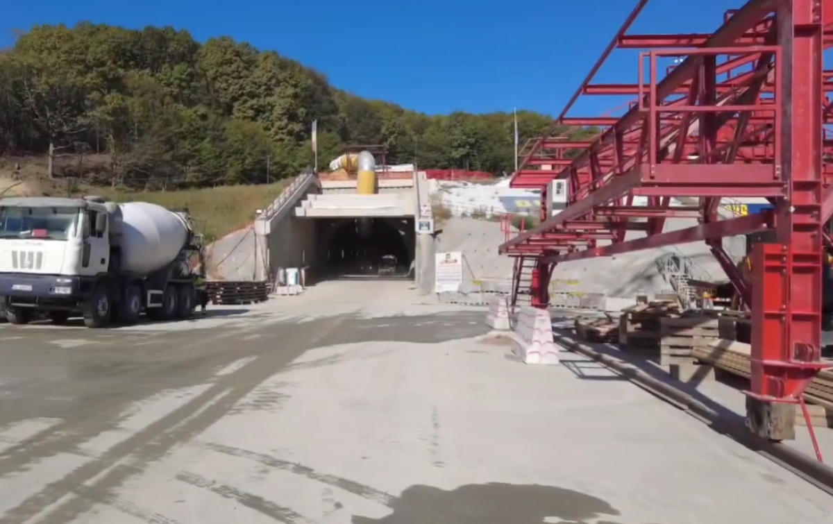 Video: Construcția celei mai așteptate autostrăzi din România se apropie de finalizare: tunelurile ce traversează Carpații sunt pe cale să fie completate
