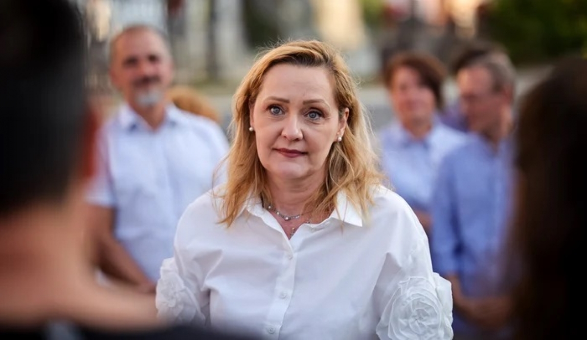 Se conturează retragerea Elenei Lasconi?