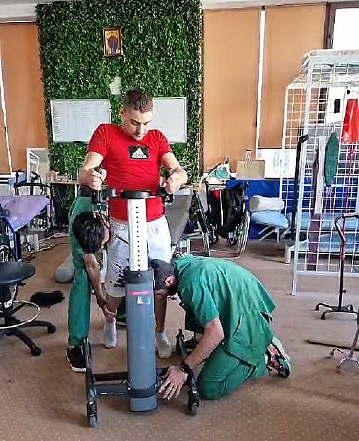 Un tânăr de 19 ani, care a suferit un accident rutier grav ce l-a lăsat paralizat, a reușit să înfrunte provocările și să învețe din nou să meargă grație terapiilor intensive de la Spitalul de Recuperare Medicală „Sfântul Sava”. Această poveste de voință și determinare oferă speranță nu doar celor aflați în situații similare, ci și întregii comunități. Cu pași mărunți, dar hotărâți, el a demonstrat că nu există obstacole imposibile atunci când există dorința de a lupta pentru o viață normală. A fost un parcurs plin de emoții, momente dificile, dar și de bucuria reîntregirii cu fiecare pas făcut. Recuperarea sa reprezintă un exemplu de curaj și inspirație pentru toți cei care îi cunosc povestea. 

tânărul care a învățat din nou să meargă după accidentul rutier