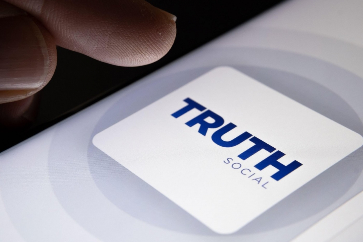 Cofondatorii platformei Truth Social, asociate lui Trump, decid să vândă 7,5 milioane de acțiuni