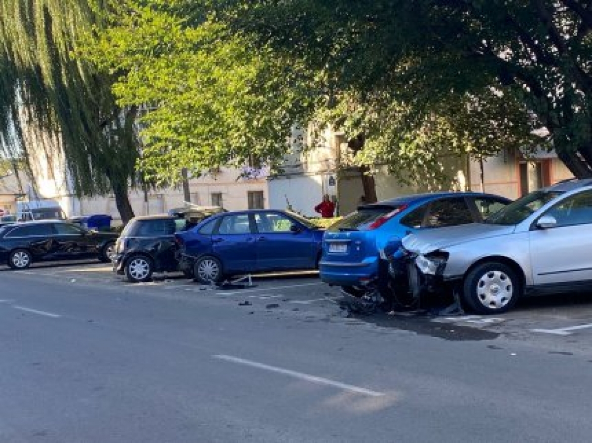 Femeie din Focșani lovește șapte mașini din cauza neatenției la volan