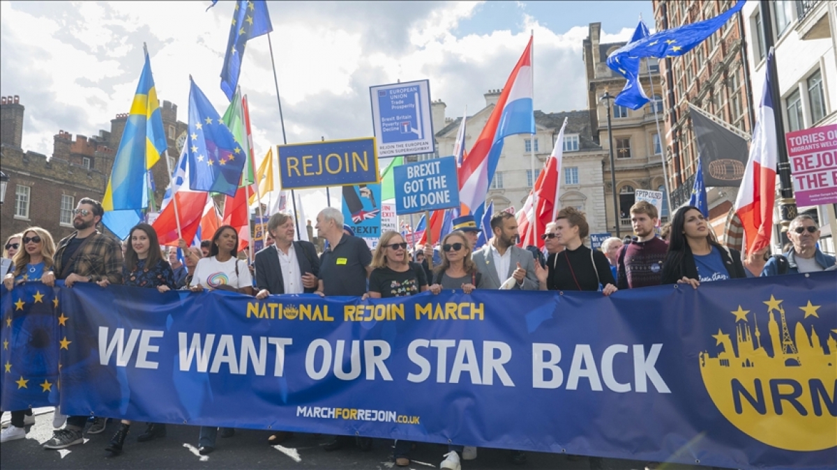 Mii de britanici protestează în Londra pentru a susține reintegrarea Regatului Unit în Uniunea Europeană