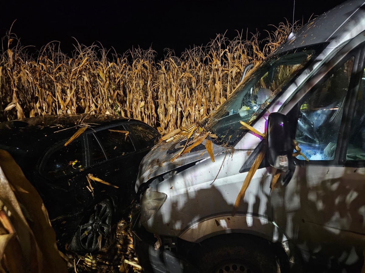 Microbuz plin de copii, prins într-un accident rutier