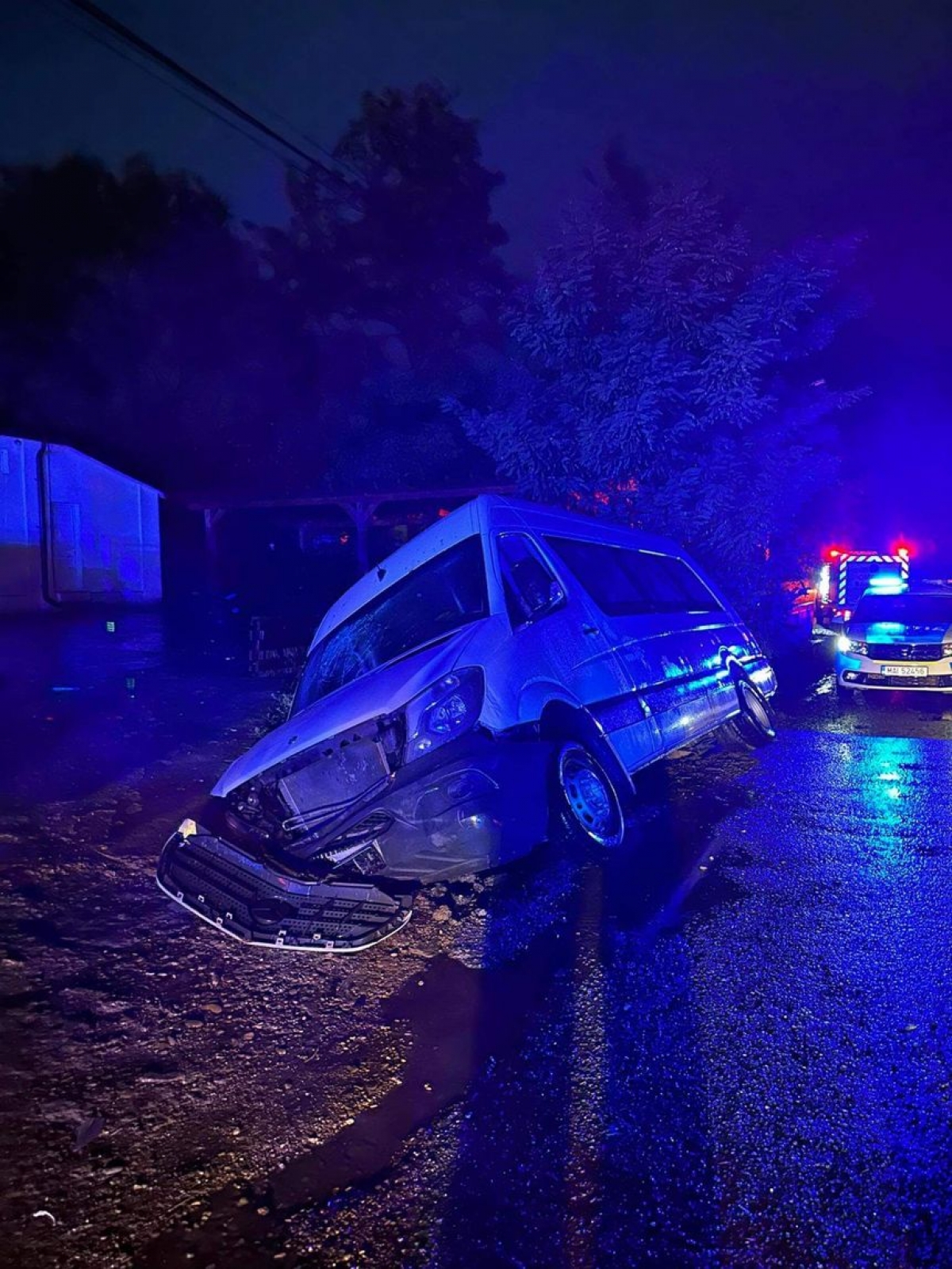 S-a declanșat Planul Roșu de Intervenție: Microbuz cu 10 pasageri răsturnat pe marginea drumului