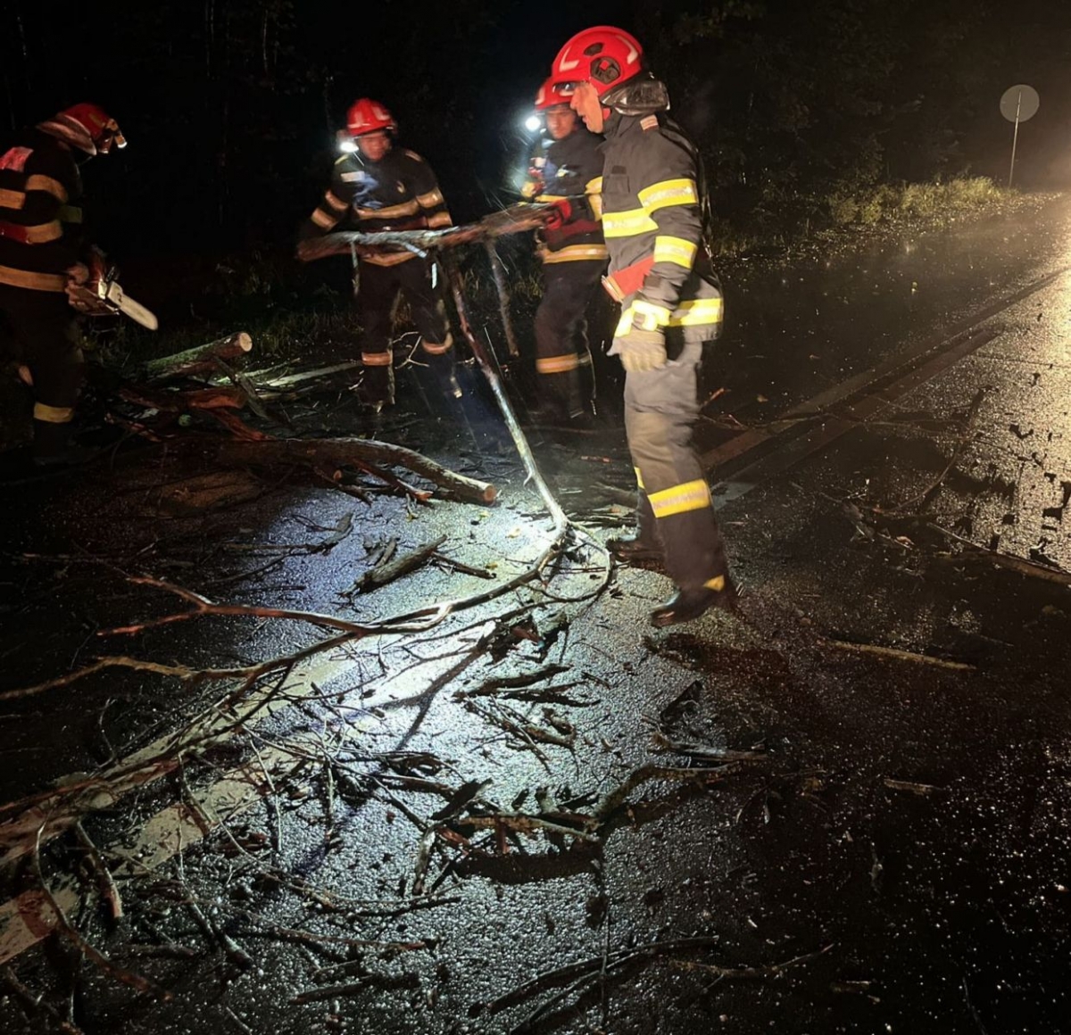 Fotografii surprinzătoare: impactul furtunii de noaptea trecută în România – mii de evacuări din case