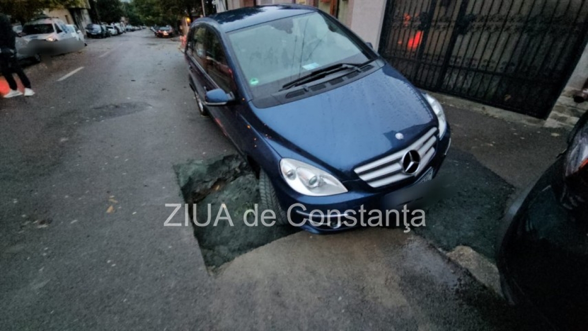 O maşină s-a prăbușit într-o groapă adâncă de un metru, pe un drum aflat în lucru, în județul Harghita