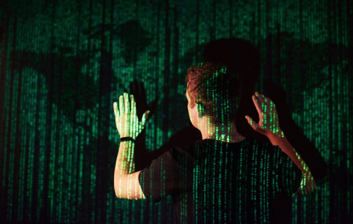 Un cercetător susține că Biblia conține indicii care sugerează că universul este o „simulare” digitală, generată de inteligența artificială