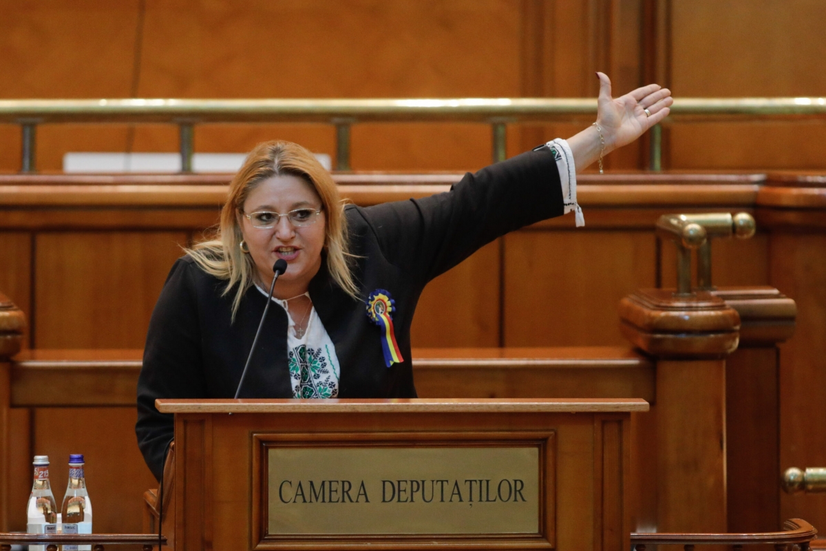 Diana Șoșoacă, nemulțumită de atacurile bărbaților bine legați: ‘Dacă continuați să-mi trimiteți astfel de hândrălăi, vă voi „educa”‘