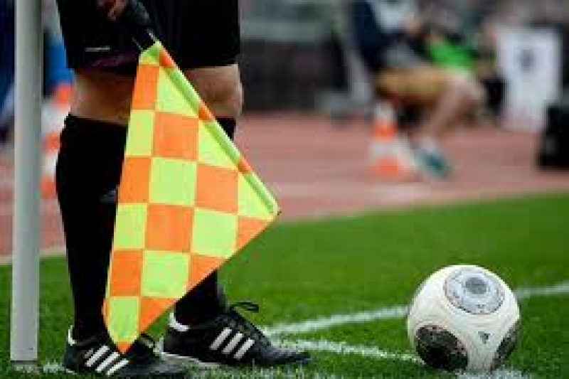 Brigada de arbitri coordonată de Iuliana Demetrescu a fost selectată pentru a reprezenta România în prestigiosul turneu UEFA Youth League. Acest eveniment de anvergură aduce împreună echipe de tineret din întreaga Europă, iar prezența unei brigăzi românești subliniază încrederea și aprecierea internațională de care se bucură arbitrii din țara noastră.

Iuliana Demetrescu, un nume respectat în arbitrajul românesc, a demonstrat o competență remarcabilă pe teren, câștigând admiratia fanilor și a specialiștilor. Colectivul său este format din oficiali experimentați, care vor avea sarcina de a oficia meciuri într-un mediu competitiv, în fața tinerelor talente care visează să ajungă în elita fotbalului mondial.

Această delegare nu reprezintă doar o oportunitate de a confirma profesionalismul arbitrilor români, ci și o șansă de a promova valorile corectitudinii și fair-play-ului în rândul tinerilor jucători. Iuliana și echipa sa vor fi ochii și urechile competiției, având responsabilitatea de a asigura desfășurarea meciurilor într-un mod corect și echitabil.

Este un moment de mândrie pentru România, având în vedere impactul pe care l-ar putea avea această participare asupra dezvoltării tinerelor talente locale, dar și asupra creșterii prestigiului arbitrajului național pe scena internațională. Cu așteptări mari și determinare, Iuliana Demetrescu și brigada sa sunt pregătiți să își lase amprenta în istoria UEFA Youth League.