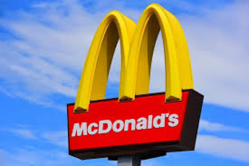 Tragedie la McDonald’s: Un deces și 49 de cazuri de îmbolnăvire din cauza bacteriei E.coli
