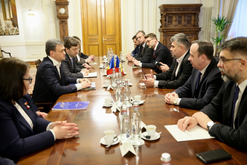 Premierul Marcel Ciolacu se află în vizită oficială la Chişinău, unde va avea discuții importante cu Maia Sandu, primul ministru al Republicii Moldova, conducătorul Parlamentului și mitropolitul Basarabiei. Această vizită subliniază angajamentul României de a sprijini neighborul ei de peste Prut în diverse domenii, consolidând în același timp relațiile bilaterale. Dialogurile programate pun accent pe cooperarea economică, culturală și de securitate, într-un context regional tot mai complex.
