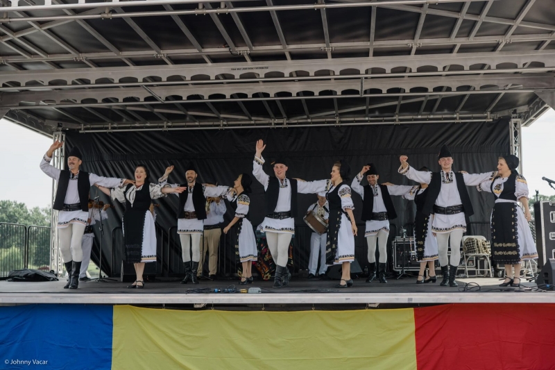 Maratonul de dans popular sârbesc la Teatrul de vară din Parcul Rozelor