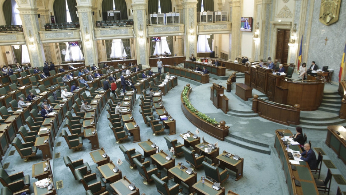Legea a fost adoptată în Senat: Situația în care ambii părinți își pot lua concediu concomitent