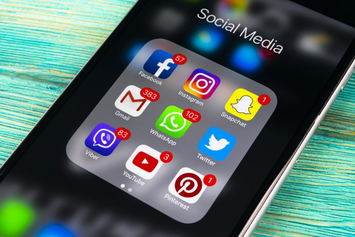 Cum au revoluționat algoritmii rețelelor sociale interacțiunile noastre?