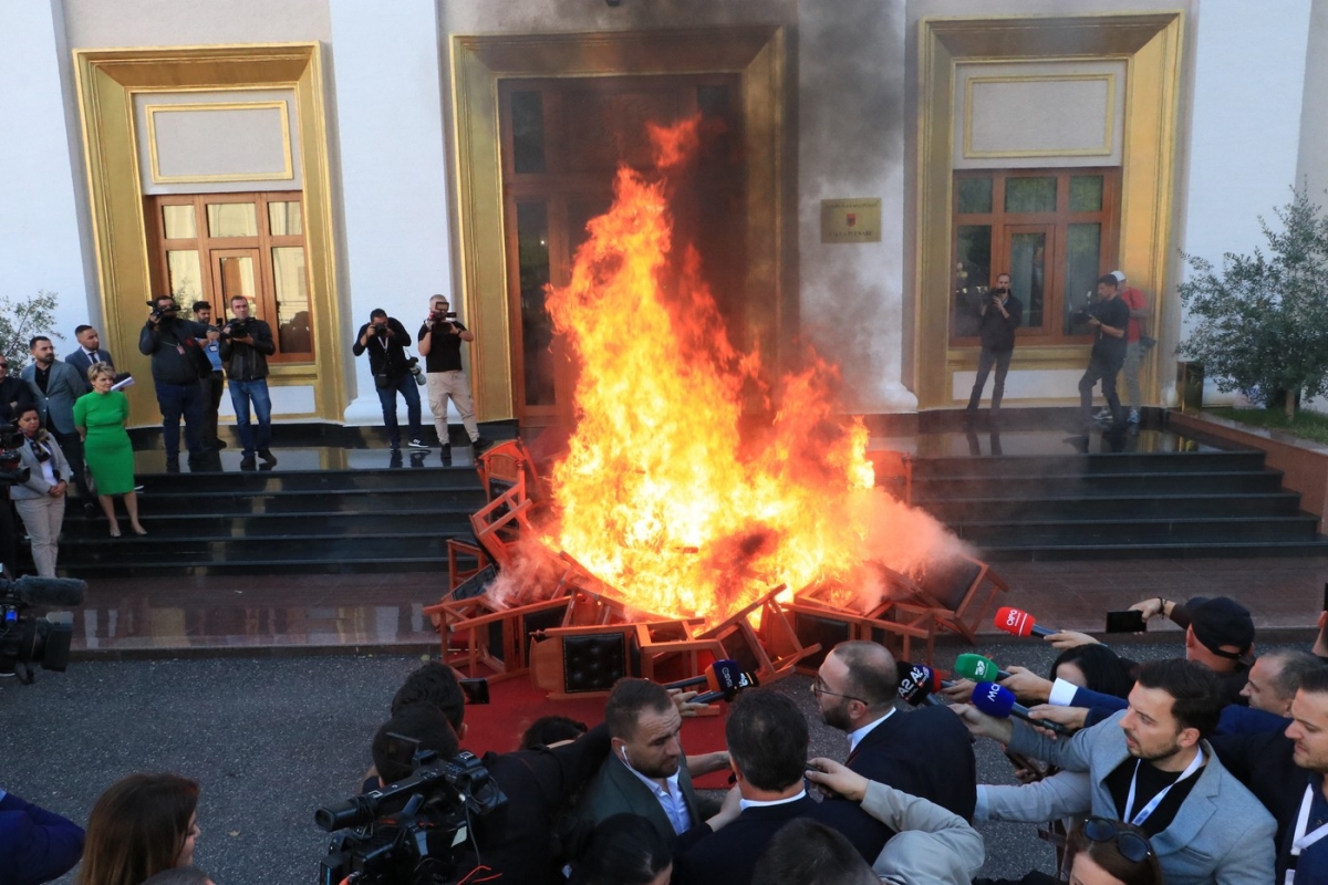 Incidente zgomotoase în Parlamentul Albaniei: Scaunele de lemn, țintă a protestelor opoziției