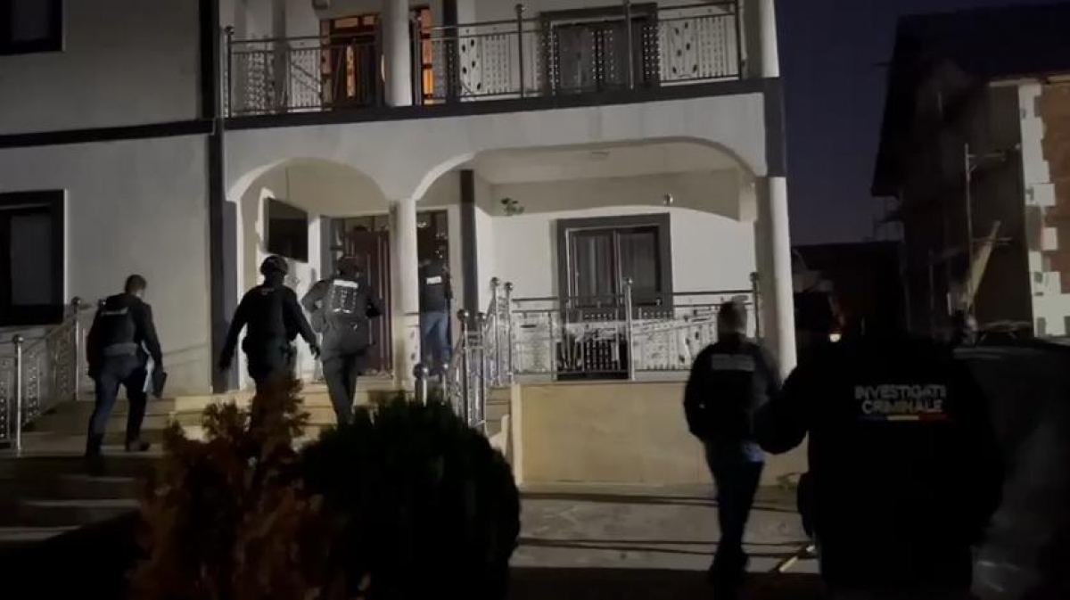 Arsenalul impresionant descoperit de autorități în perchezițiile de la Țăndărei: 47 de săbii, arme de foc și puști de vânătoare