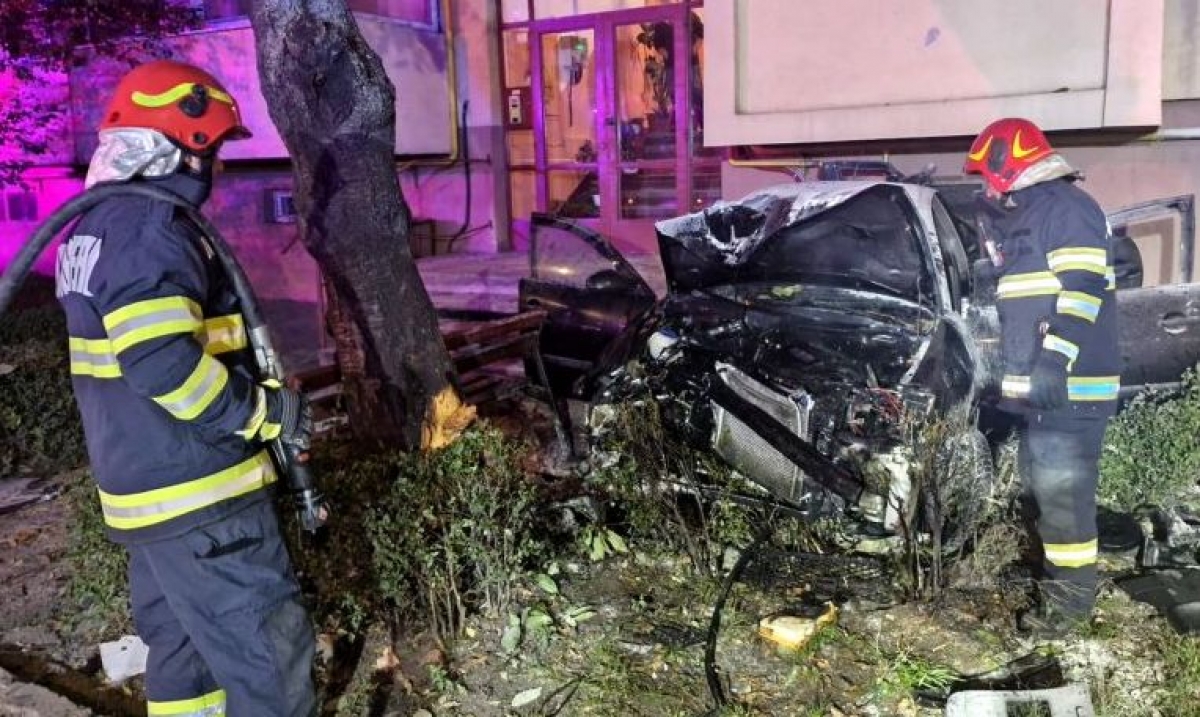 Șofer în Pitești își transformă mașina într-un ‘acordeon’ după o cursă ilegală în zona blocurilor