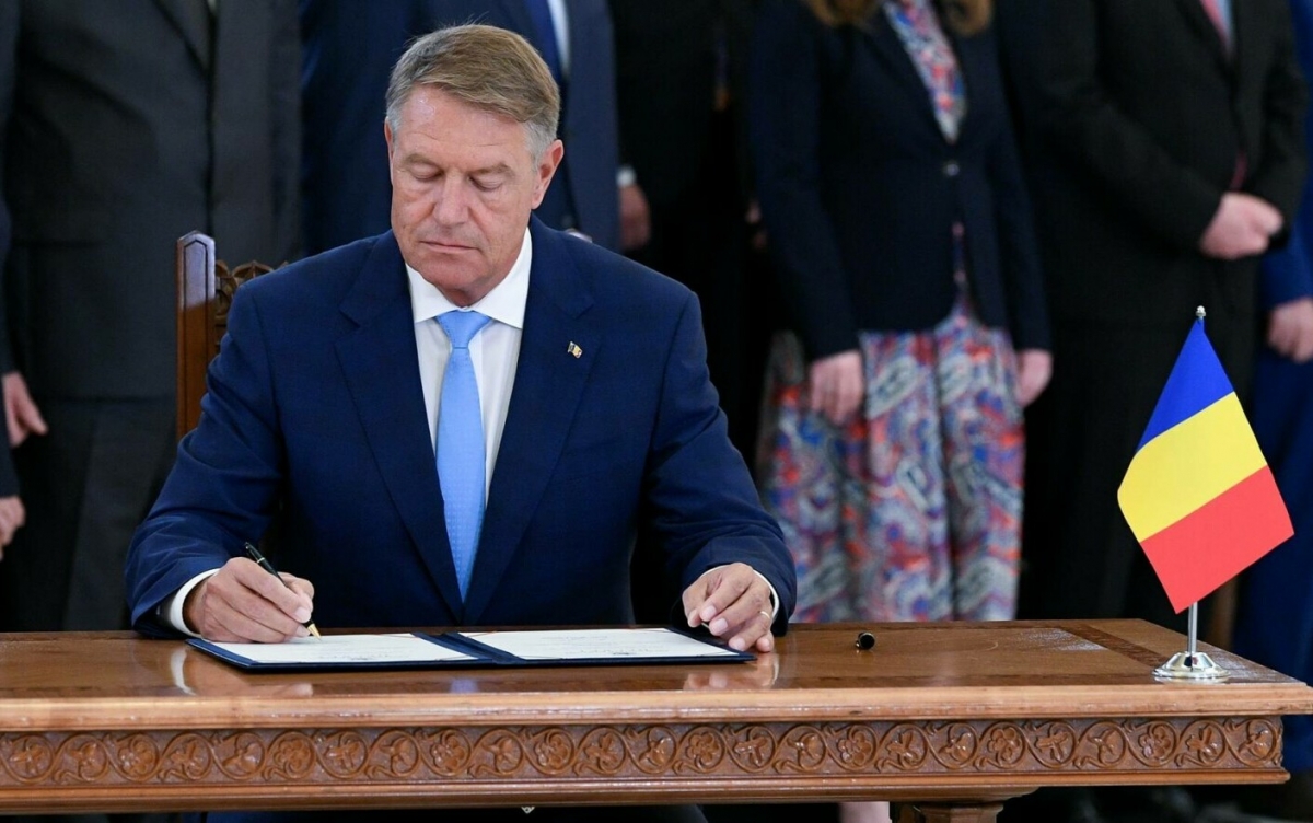 BREAKING Klaus Iohannis a semnat: Se introduce salariul minim european în România