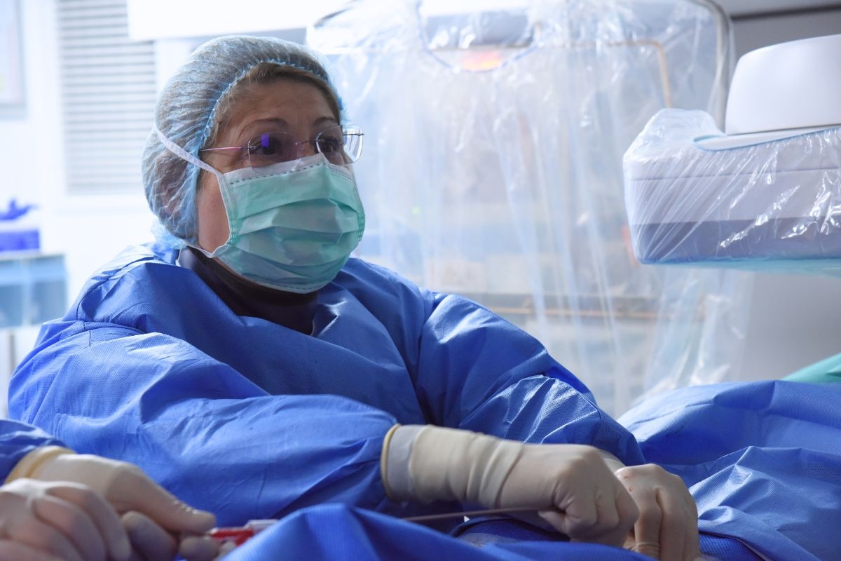Durerea care îi afecta tot mai mult viața a început să se propage spre picior, lăsând-o pe femeie într-o constantă neliniște. După ce a consultat mai mulți medici și a supus diverse investigații, a descoperit că problema sa nu era una simplă. Medicii au descoperit o afecțiune rară, iar ea a început un parcurs medical complex, cu tratamente și terapie. Răbdarea și perseverența ei au fost puntea de legătură spre recuperare, arătându-i că în fiecare dificultate există o soluție. În cele din urmă, a câștigat bătălia cu durerile ce păreau insurmontabile, iar acum împărtășește povestea ei pentru a inspira și pe alții să nu renunțe în fața provocărilor.