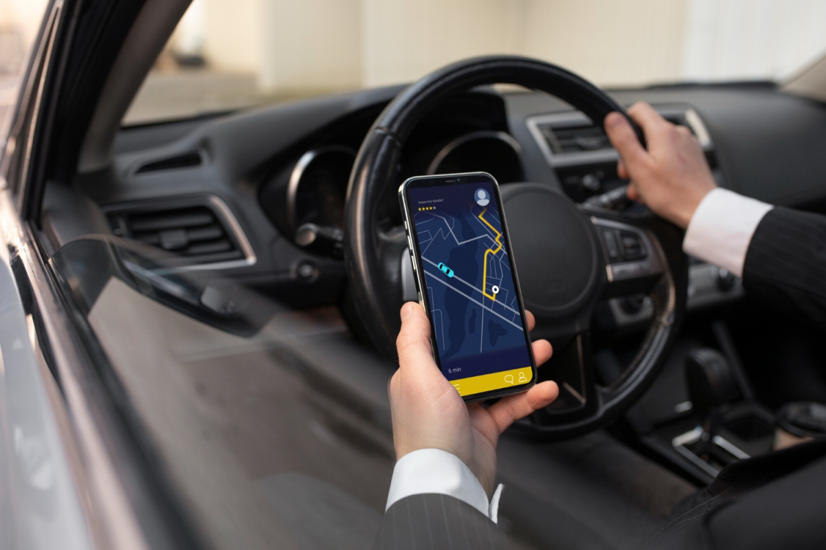 Crimă spectaculoasă pe asfaltul românesc: un șofer Uber, victimă a unui client care a transformat mașina în flăcări și a ascuns trupul în pădure
