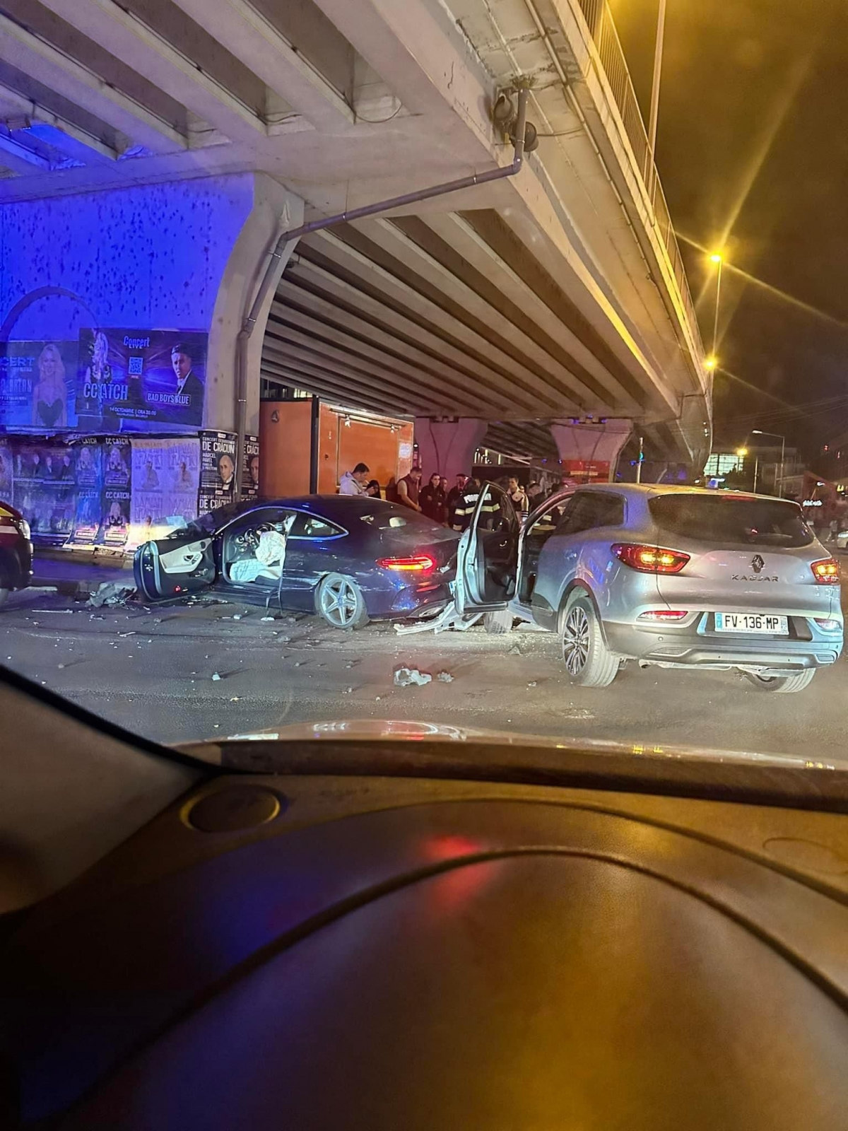 Accident devastator în București: Două automobile distruse complet