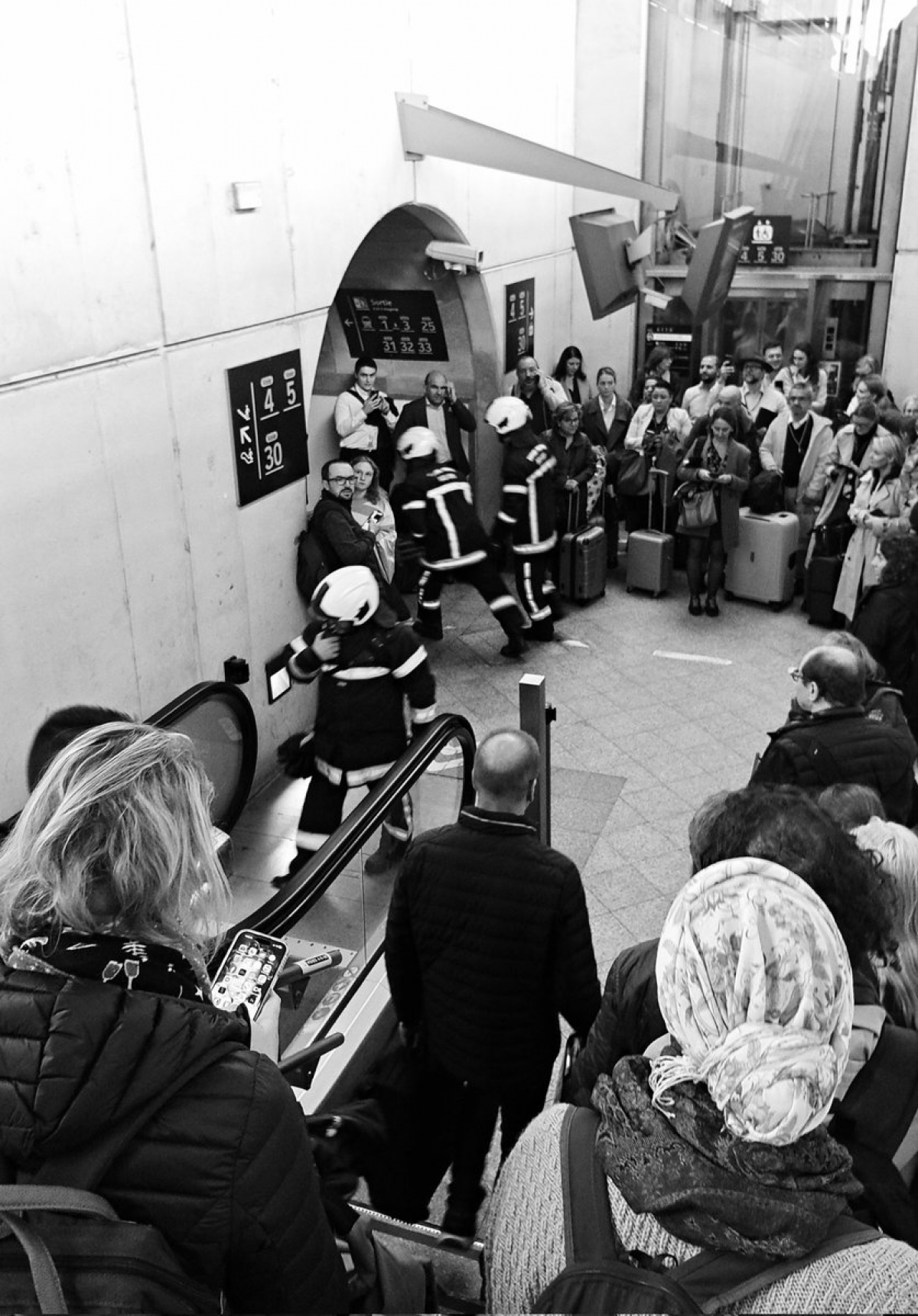 Alertă în Strasbourg: Europarlamentarii, evacuați din tren din cauza unei posibile explozivități