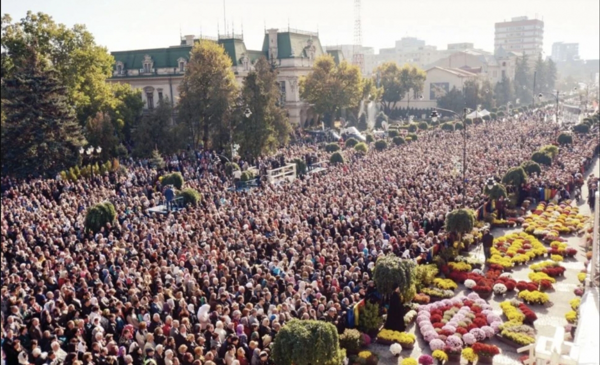 Candidații la prezidențiale își îndreaptă atenția spre Iași, unde hramul Sf. Parascheva atrage atenția și interesul publicului.
