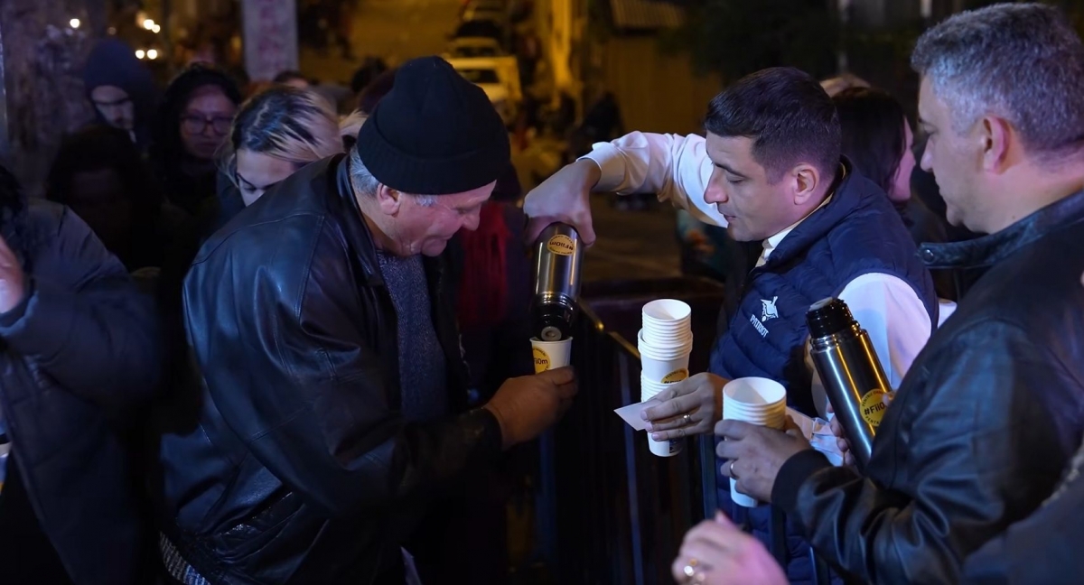 George Simion le-a adus pelerinilor o băutură caldă: ‘Să vă sprijine Sfânta Parascheva în drumul vostru spre Președinție’