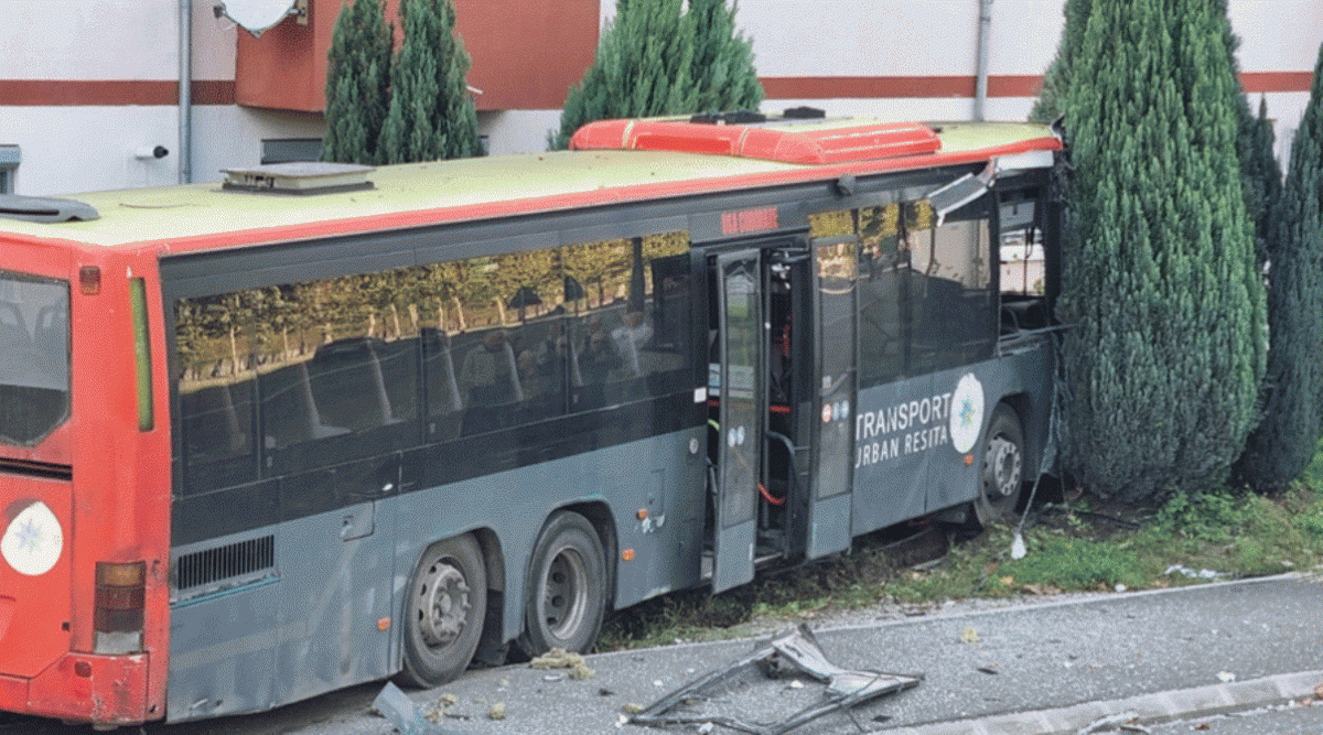 Accident serios – Un autobuz s-a ciocnit de un copac, mai mulți pasageri transportați la spital