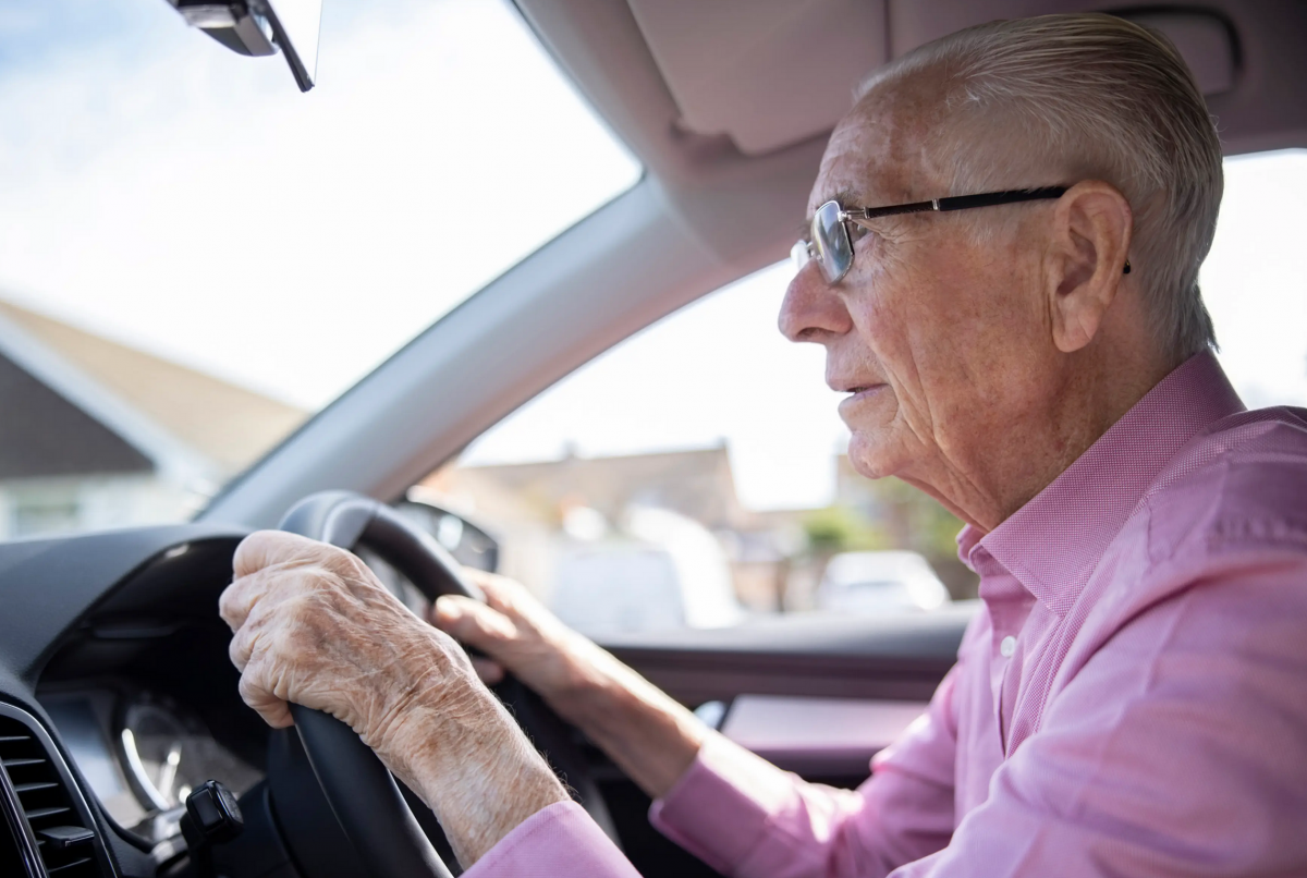 Ar trebui sau nu să lăsăm șoferii seniori la volan? O propunere controversată se conturează.