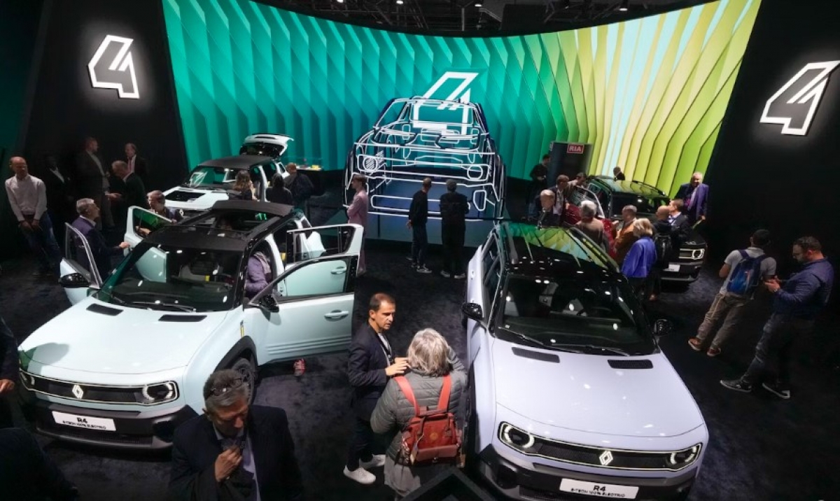 Inovații remarcabile la Salonul Auto de la Paris: mașini „înotătoare” și volane reinventate