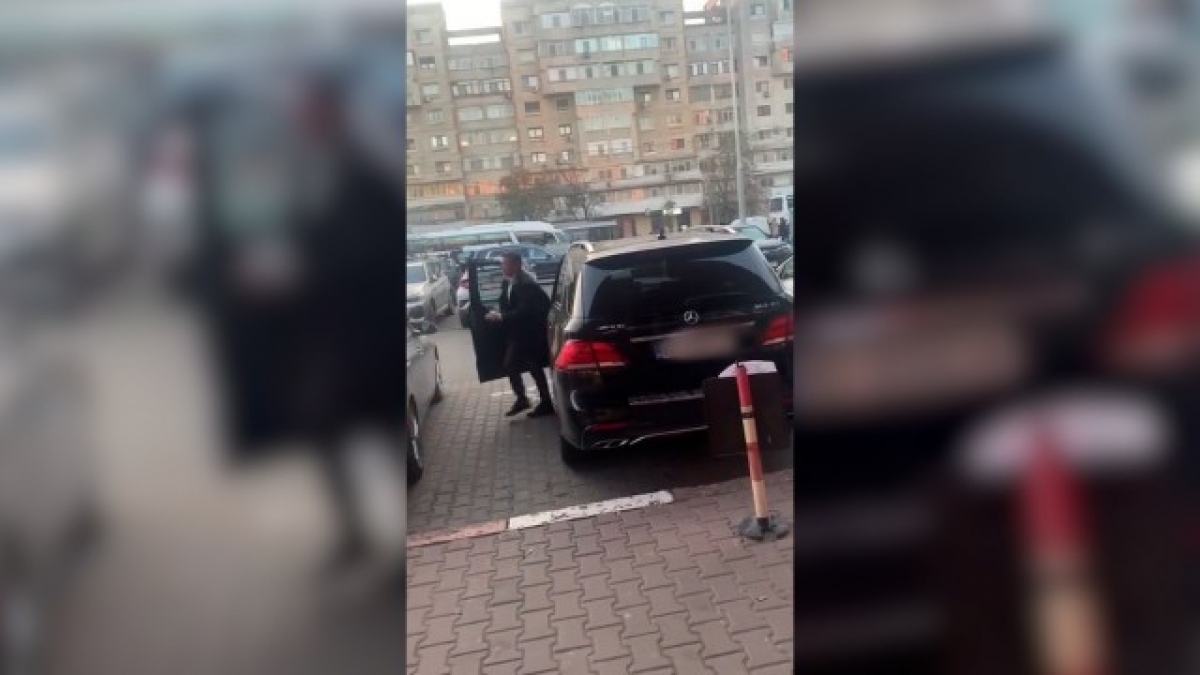 Primarul Mihai Chirica surprins parcând pe locurile rezervate persoanelor cu dizabilități