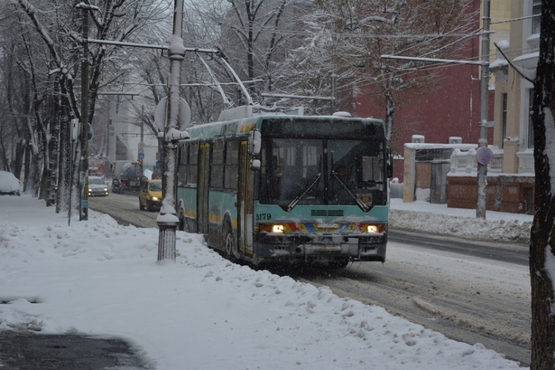 Trafic îngreunat pe DN73 (zăpadă), restricții camioane Bran-Fundata. Ploaie pe A1, Valea Prahovei/Oltului și pericol acvaplanare pe A3
