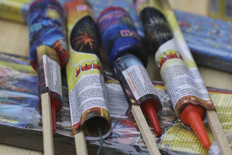 170 de kilograme de articole pirotehnice, confiscate de poliţişti după percheziții; produsele erau vândute inclusiv minorilor
