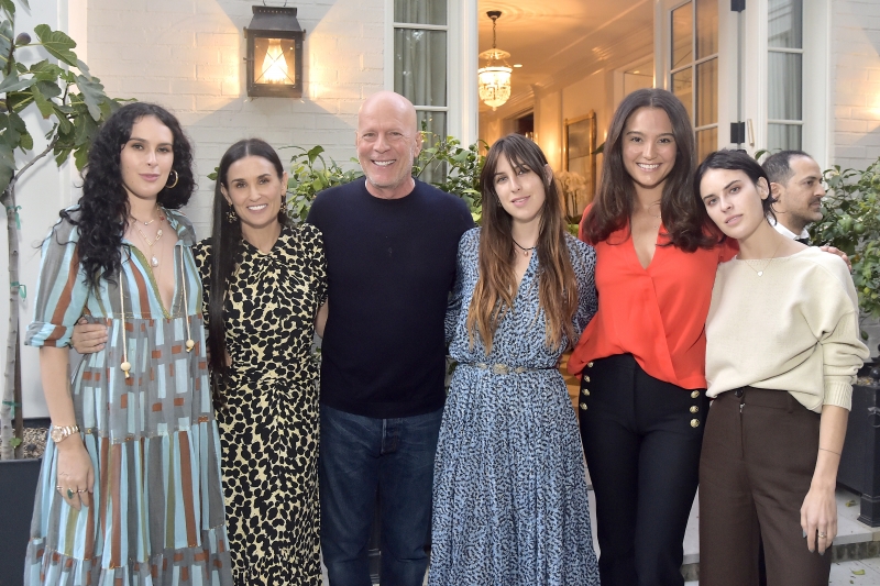 Bruce Willis apare în fotografii de familie emoţionante de Ziua Recunoştinţei