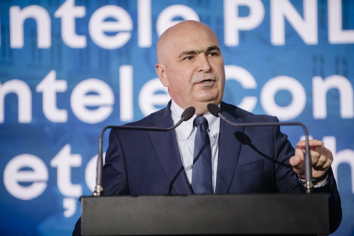 Bolojan, dorit ca premier de 3 partide, propune ca angajații care solicită concediu medical să fie verificați. I-a luat la ochi și pe magistrați