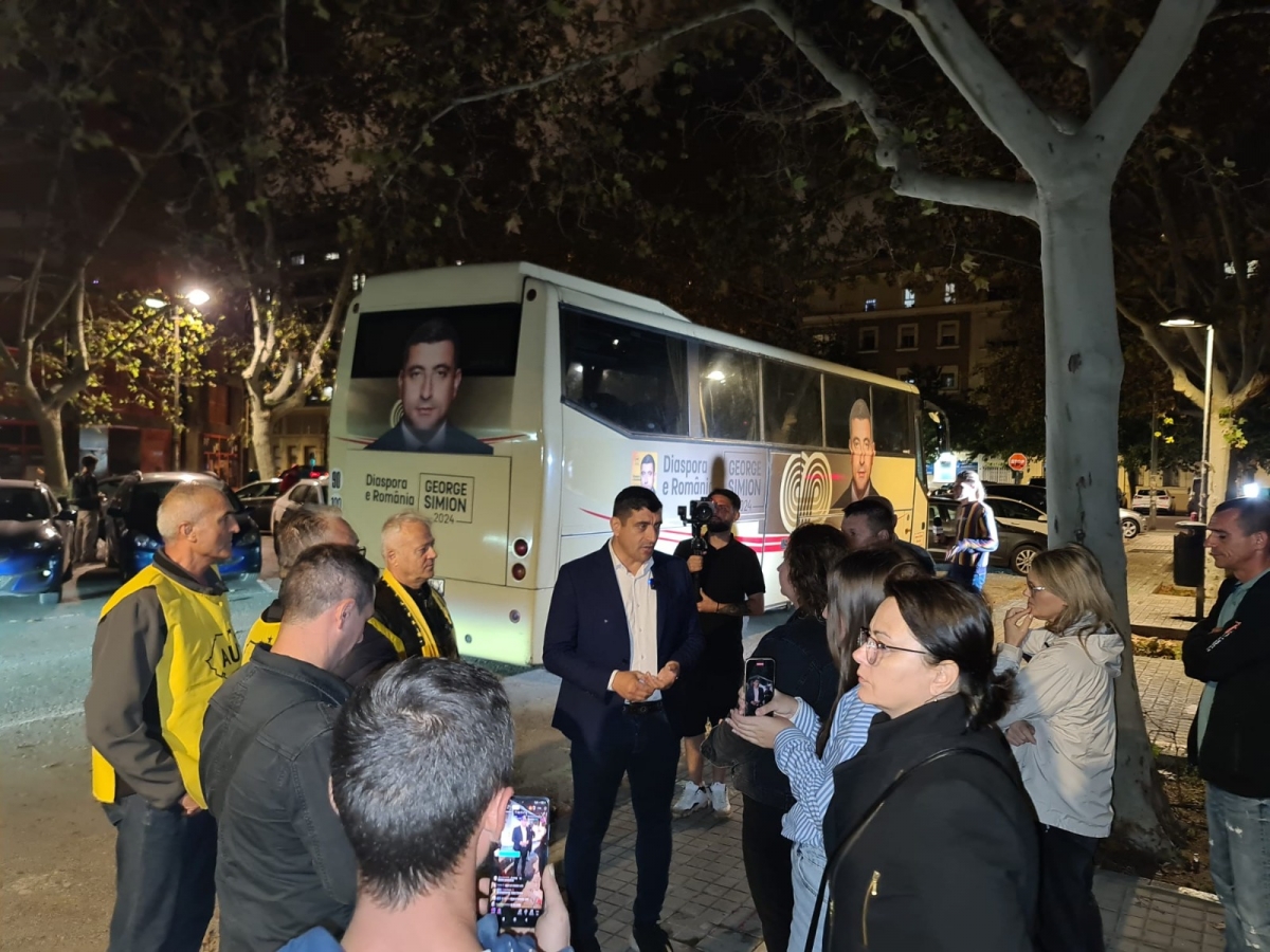 George Simion, alături de românii sinistrați din Valencia (Spania)