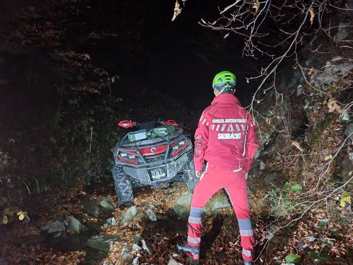 Acţiune extrem de complicată pentru recuperarea a doi alpinişti blocaţi pe un traseu foarte dificil, în Bucegi