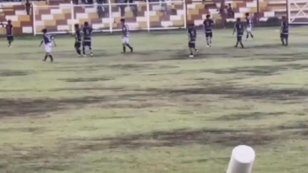 VIDEO Scene șocante pe terenul de fotbal: Un jucător a murit pe loc și alți 5 au fost răniți după ce au fost loviți de fulger