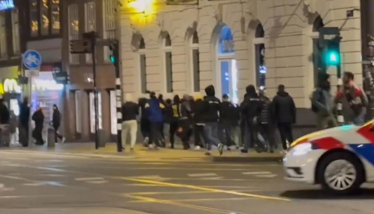 VIDEO Violențe grave la Amsterdam – Suporterii israelieni, bătuți de arabi. Netanyahu a trimis două avioane
