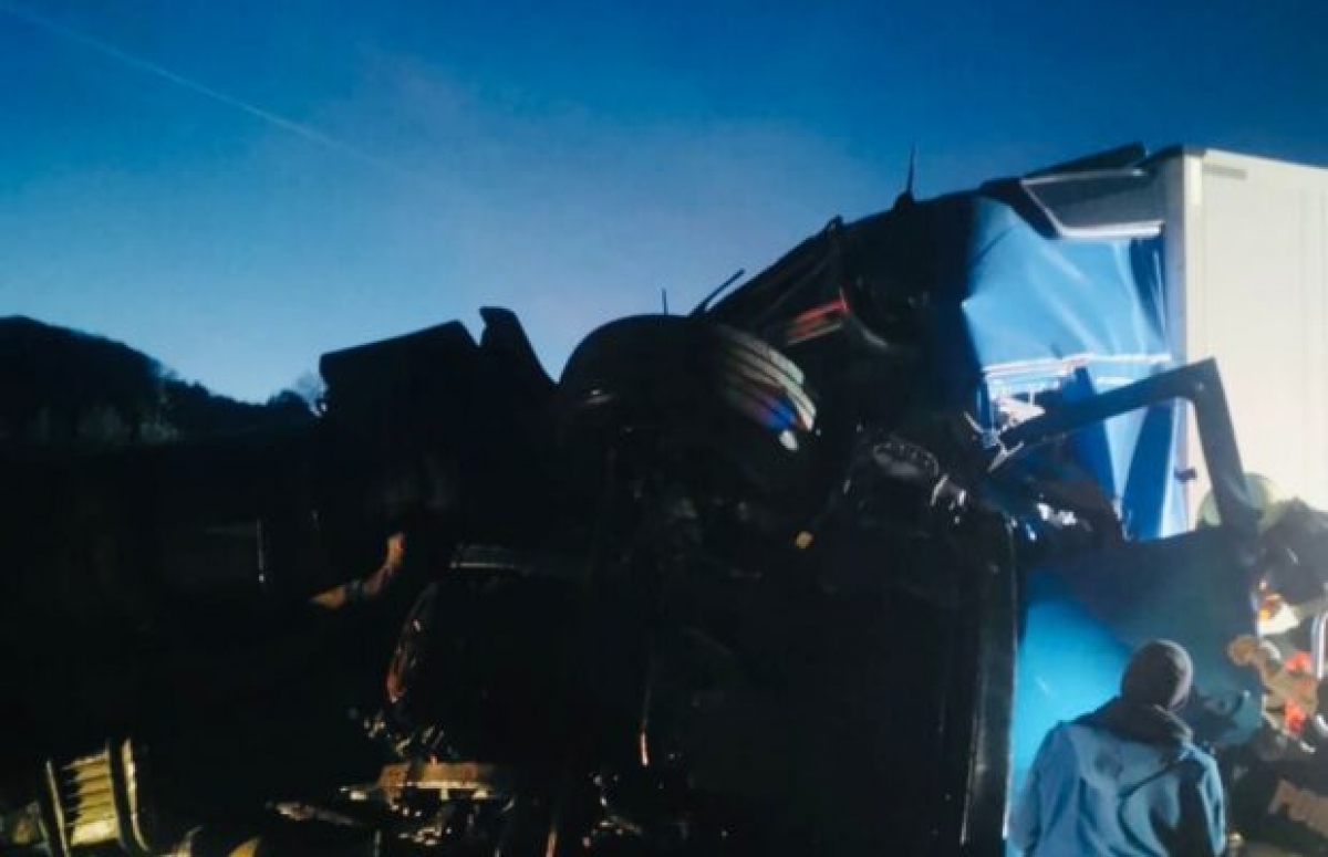 FOTO Trafic blocat complet, după un accident cumplit între două TIR-uri, pe DN6. Șoferii au murit la fața locului