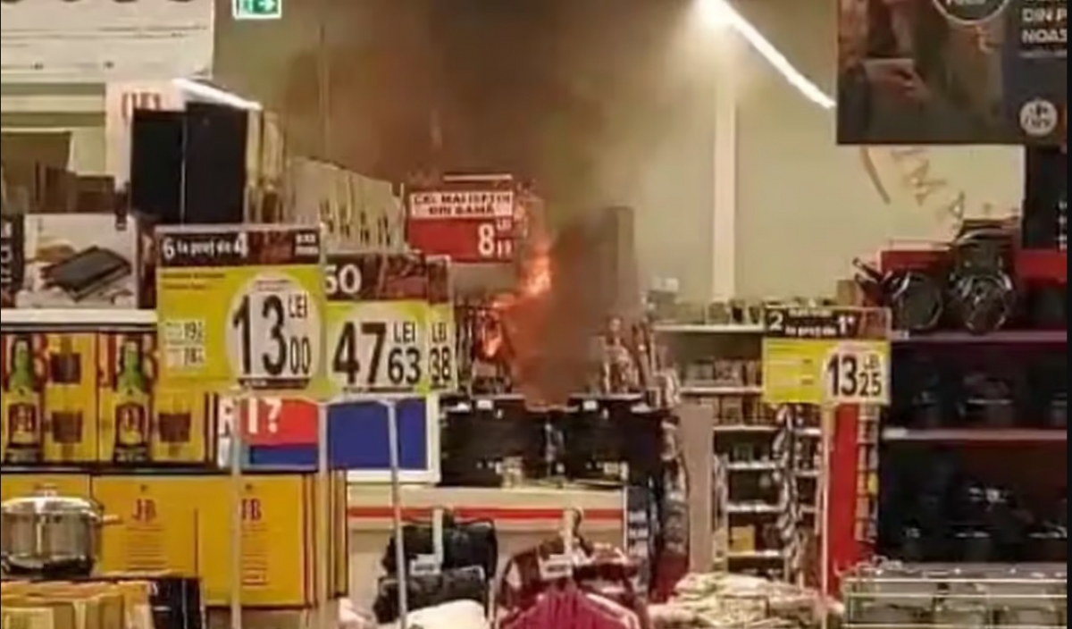 VIDEO Un copil s-a jucat cu o brichetă și a dat foc unui supermarket. Incendiul, stins de un pompier aflat în timpul liber într-un mall din Alba Iulia